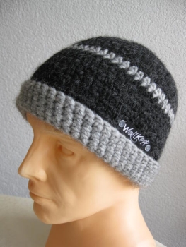 Crocheted cap with envelope