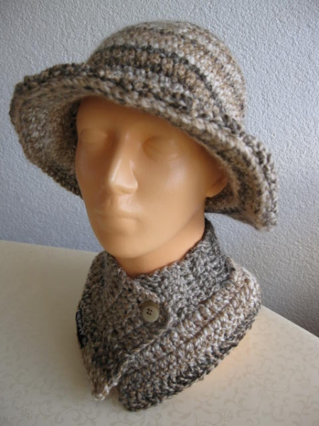 Hat and scarf collar Beige